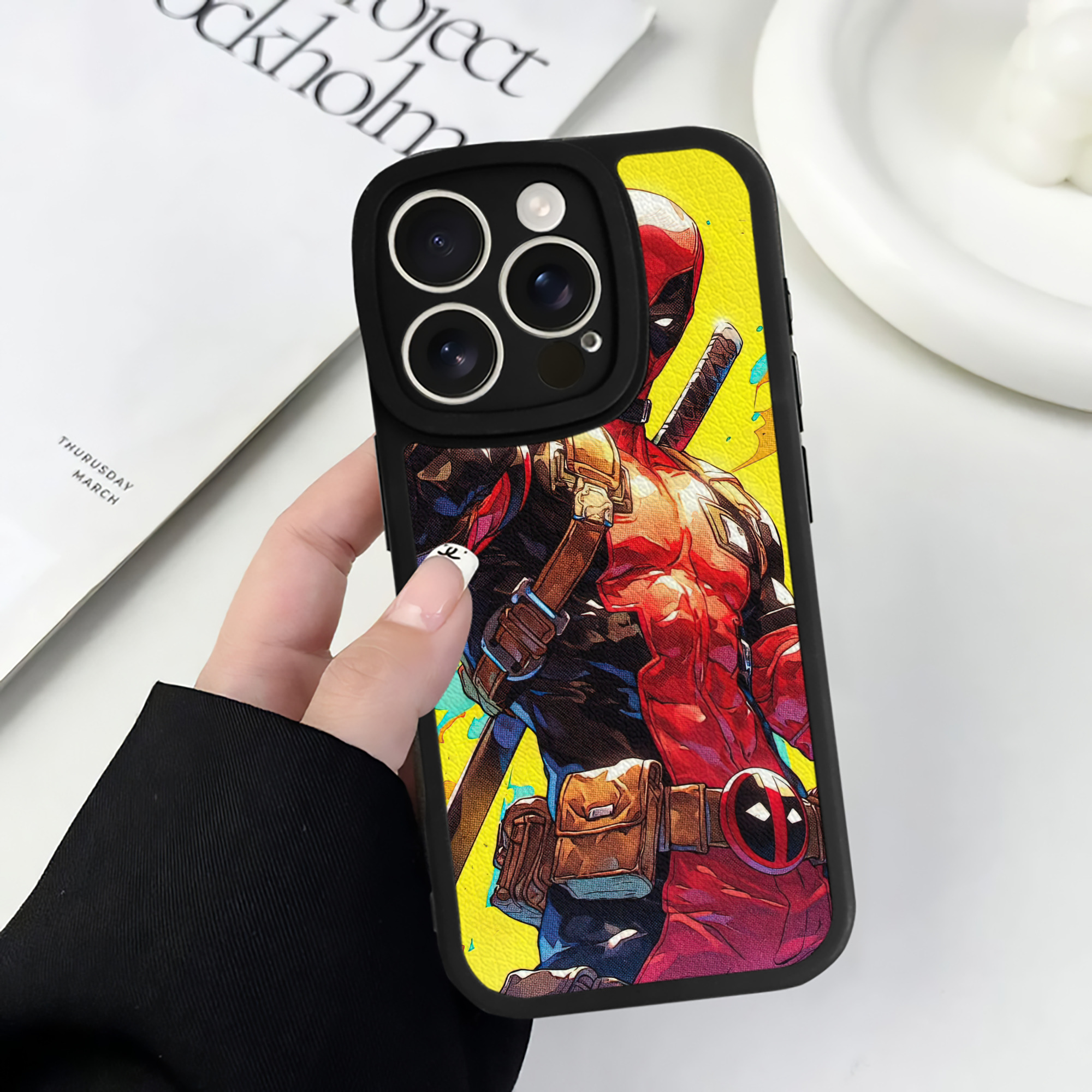 （画像用） Deadpool デッドプール 【iPhone 16シリーズ対応】シリコンスマホケース（レザー調） 材質：シリコン